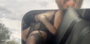 il me filme en train de me goder dans la voiture