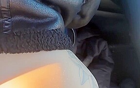 la petite frenchie mange la queue de Step son mec dans la voiture