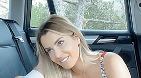 mon canon de femme me suce et baise dans la voiture