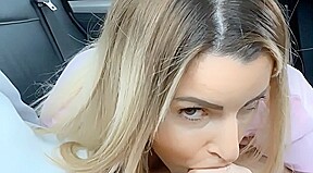 mon canon de femme me suce et baise dans la voiture