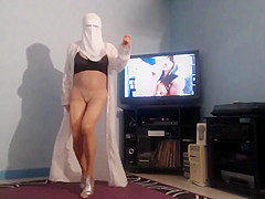 musulmane en burka montre ses seins