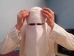 musulmane en burka montre ses seins