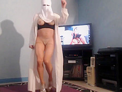 musulmane en burka montre ses seins