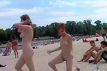 ny ctlin gy porn -Nude Beach - Hot Babes Put on a Show