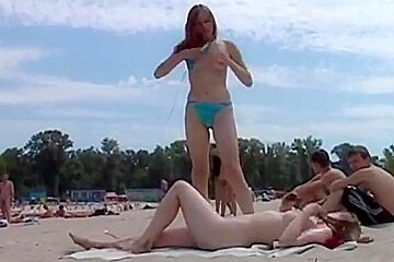 ny ctlin gy porn -Nude Beach - Hot Babes Put on a Show