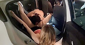 partie de cul dans la voiture dans le parking souterrain