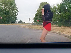 pute arabe danse topless sur un parking