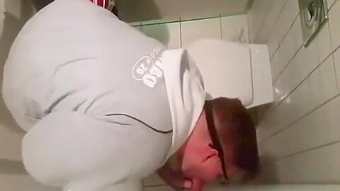 russian gloryhole suck / русские в туалете