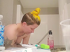 sis caught completely nude in bathroom (better quality)